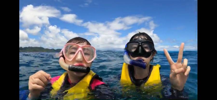 Selina與妹妹在斐濟出海浮潛。（任真美好提供）