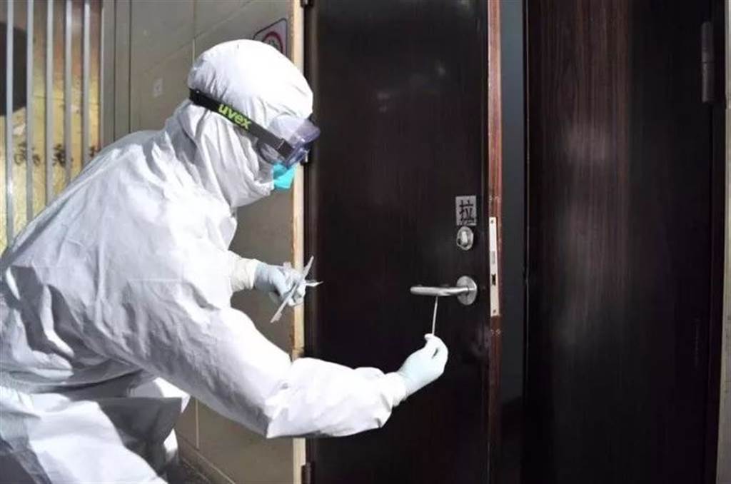 廣州疾控中心人員演示在門把上採集武漢肺炎的過程，這也是首次在人體外採集到新型冠狀病毒核酸。（圖／廣州日報）