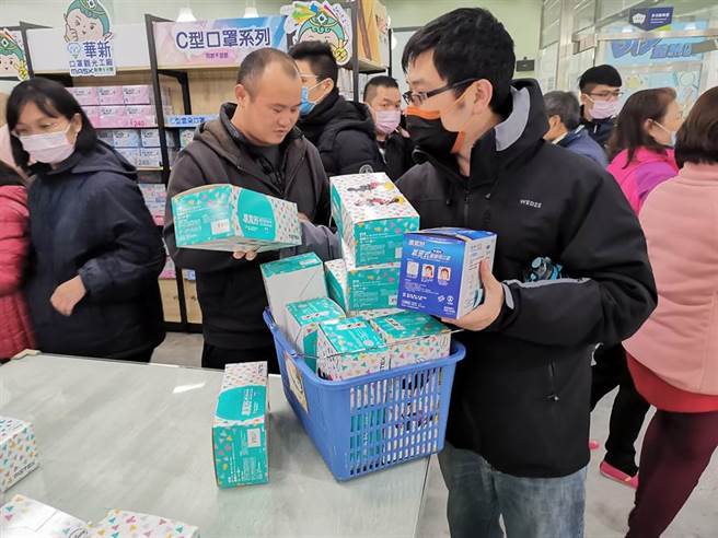 台湾确诊10例为何疯抢口罩？网曝「致命关键」太恐怖。(示意图/摘自脸书)