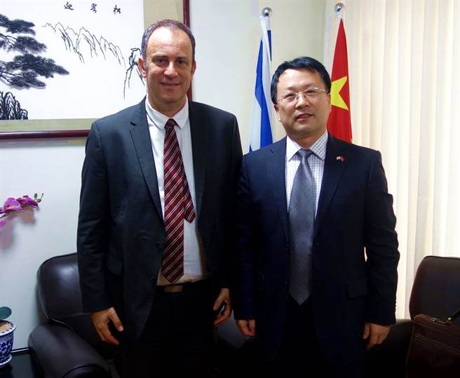 大陆驻以色列临时代办戴玉明（右）2日将各国对大陆公民祭出旅游禁令一事比拟为「二战期间犹太人大屠杀的黑暗时刻」，随后大陆驻以色列大使馆发布新闻稿为此番言论道歉。（资料照／大陆驻以色列大使馆官网）