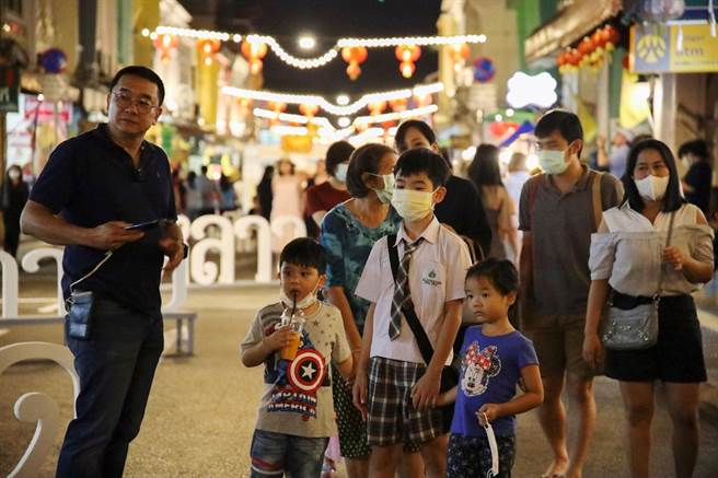 武汉肺炎疫情爆发，泰国普吉岛街道上，观光客开始戴上口罩。（图／路透社）