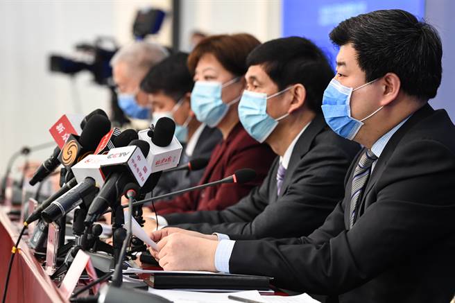 北京市举行新型冠状病毒感染的肺炎疫情防控工作新闻发布会(如图）上指出，超过半数以上的确诊患者属于群聚感染，其中包括一起高达9人的院内感染。（图／中新社）
