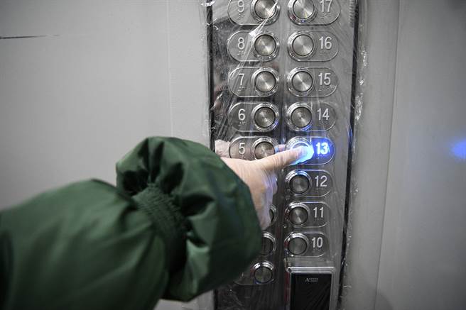 武汉肺炎病适宜环境下能存活5天，从其传播模式来看，透过手接触传播往往会比飞沫传播更多，所以一定要把手洗好，这个特别重要。（图／新华社）