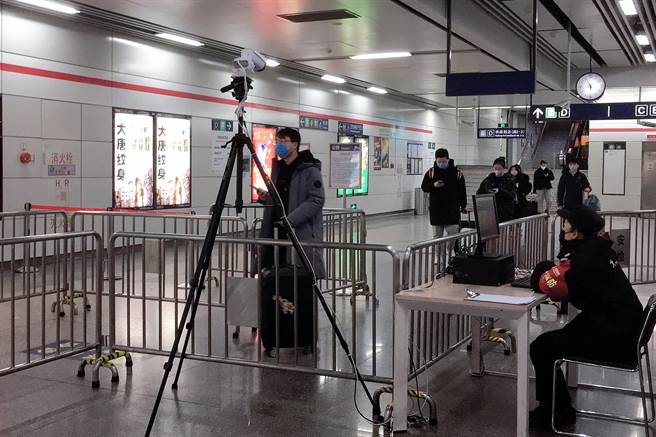 杭州于3日起在所有居民区进行全封闭式管理，除就医或重要国计民生工作之外不准外出，所有交通站点全部量体温，外来客一律禁止进入居民区，每户2天准1人外出採购1次。（图／中新社）