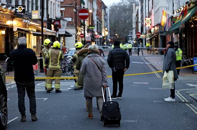 英國倫敦蘇活區街頭3日發現一枚二戰未爆彈，警方立即拉起封鎖線、疏散數千人。（圖／美聯社）