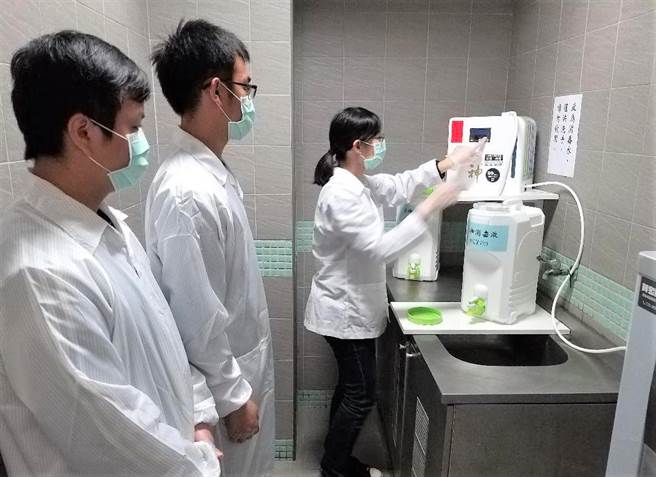 旺旺集團慨捐澎科大4部「水神抗菌液」生成機，即日起免費提供澎湖鄉親取用一起對抗疫情。（陳可文攝）