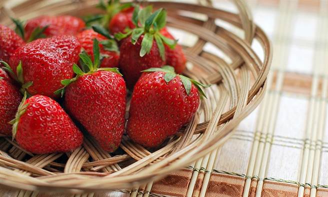 草莓含有花青素等抗氧化物及果膠，能防止動脈硬化及神經功能的減退，裡面的多酚類也可抑制體內發炎反應，維生素C含量每100克就有69.1毫克。（圖片來源：Pixabay）
