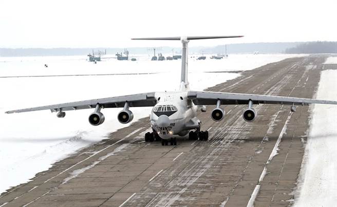 俄国出动IL-76运输机军机往武汉撤侨，武汉与湖北省有600多名俄国人，急着想回家。(图/俄国空军)