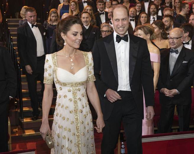剑桥公爵夫妇威廉王子与凯特2月2日在伦敦出席英国影艺学院电影奖（BAFTA Awards）颁奖典礼的神情。（美联社）
