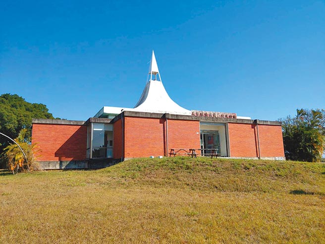位於空軍清泉崗基地內的美軍足跡館，是由美軍教堂改建。（呂昭隆攝）