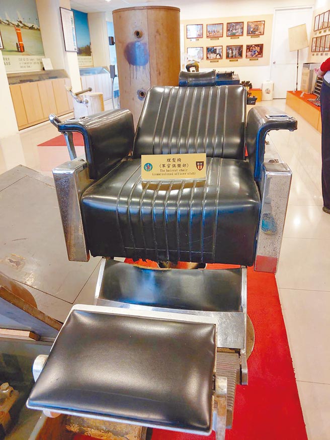 美軍駐清泉崗時期官兵用的理髮椅。（呂昭隆攝）