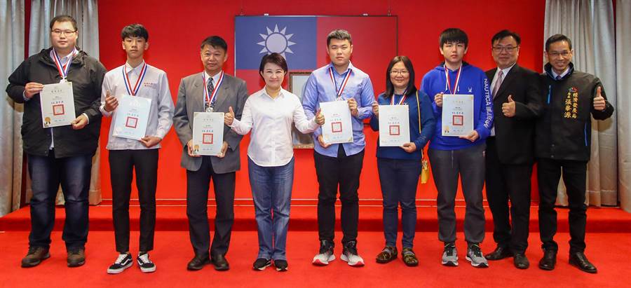 臺中市長盧秀燕（右六）今日頒榮譽獎章給獲德國紐倫堡發明獎的易光輝等9人。（盧金足攝）
