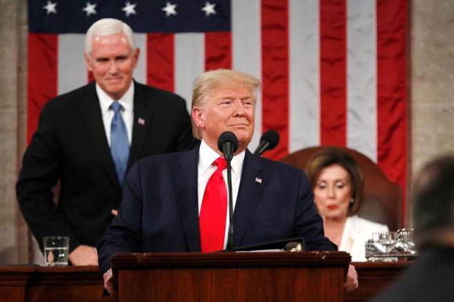 美国总统川普国情咨文演说大推自己政绩，称「美国的前途一片光明」，大讚在他领导下的美国经济，同时揶揄民主党健保提案。（路透社）