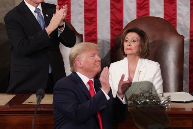 川普在国会发表国情咨文时，眾议院议长裴洛西几乎没注意演讲，有时一脸低头看讲稿，现场鼓掌时几乎面无表情。（路透社）
