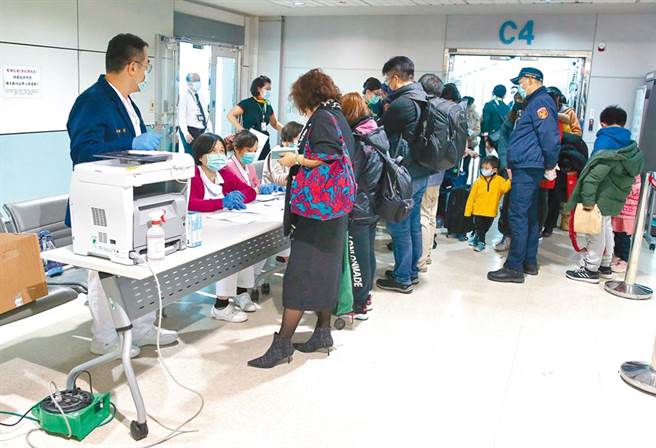 大陸廣東列為武漢肺炎2級流行地區後，首批從廣州飛抵桃園機場的旅客，強制填寫通知書，實施居家隔離檢疫14天。（陳麒全攝）