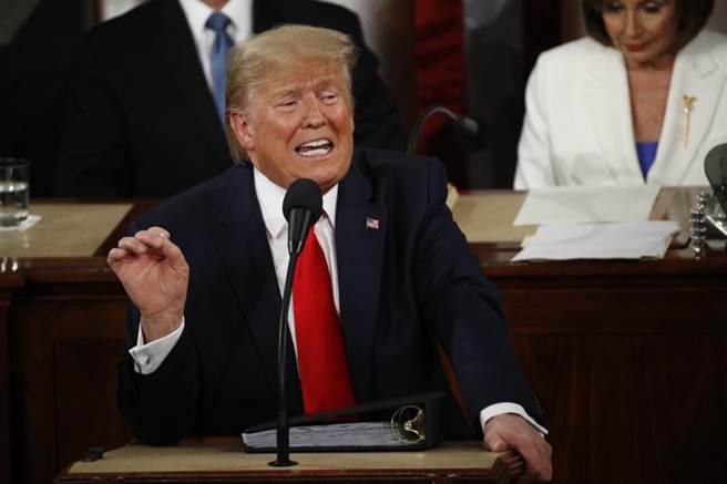 美国总统川普4日在国会联席会议中发表国情咨文演说的神情。（美联社）