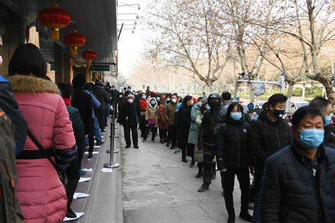安徽省合肥市民眾在指定药店前排队购买限量的口罩，每片人民币1元，相当于台币4.5元。（图／中新社）