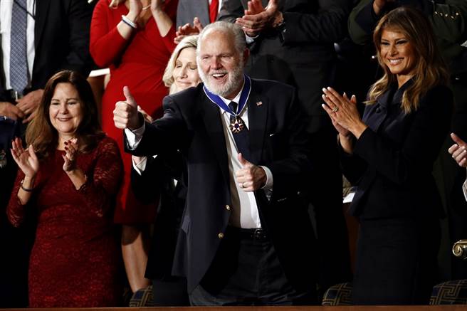 保守派电台主持人林堡获颁「总统自由奖章」，他开心对川普比讚。（图／美联社）