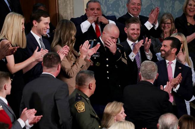 派驻中东的美国陆军中士威廉斯惊喜现身。（图／路透社）