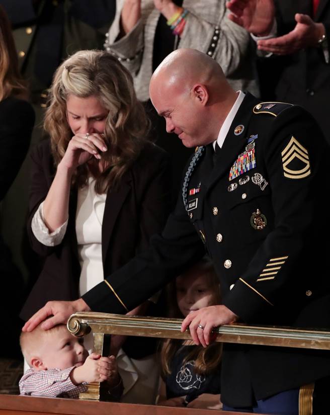 派驻中东的美国陆军中士威廉斯突然返国，他的妻子艾咪激动落泪。（图／路透社）