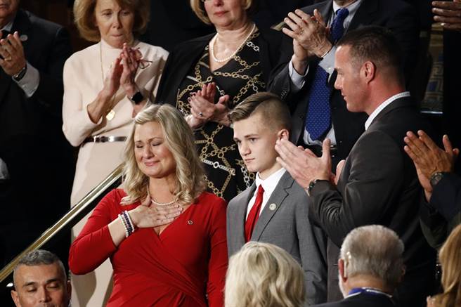 在中东殉职的美国陆军上士哈克遗孀凯莉及儿子盖奇。（图／美联社）