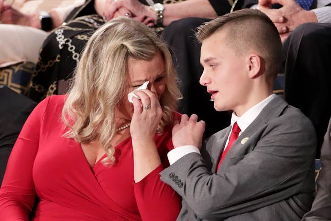 已故美国陆军上士哈克遗孀凯莉落泪。（图／路透社）