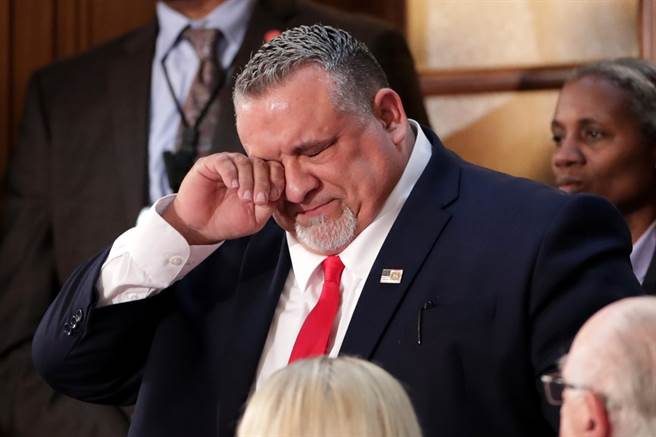 2018年底遭非法移民枪杀的琼斯家属乔帝。川普点名他时，他举起右手擦拭眼泪。（图／路透社）