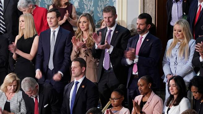 川普的儿女也在观眾席为老爸喝采。（图／路透社）