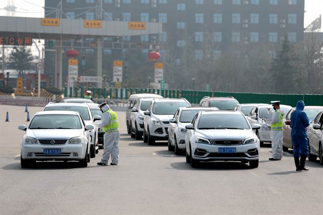 在武汉肺炎疫情恶化后，大陆已有30余城市地区进行不同程程度的进出管控措施。图为陕西省咸阳市高速路口处，公安及检疫人员对车辆进行检疫。（图／中新社）