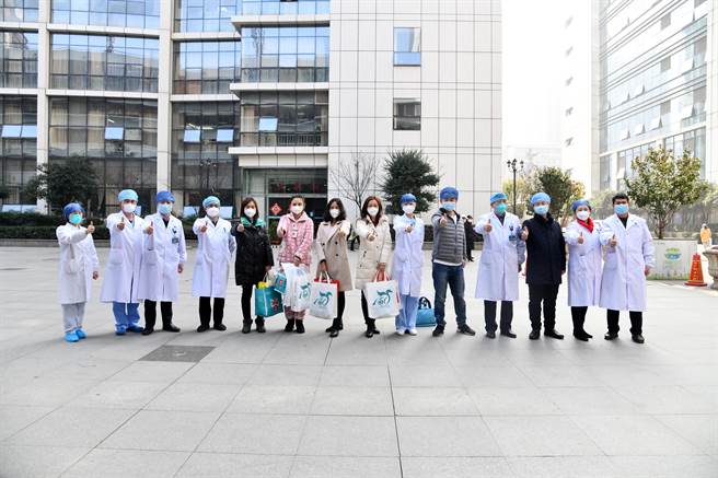 武漢協和醫院14名被患者感染新型冠病毒肺炎的醫護人員經過治療後，到5日已全數治愈出院。（圖／中新社）