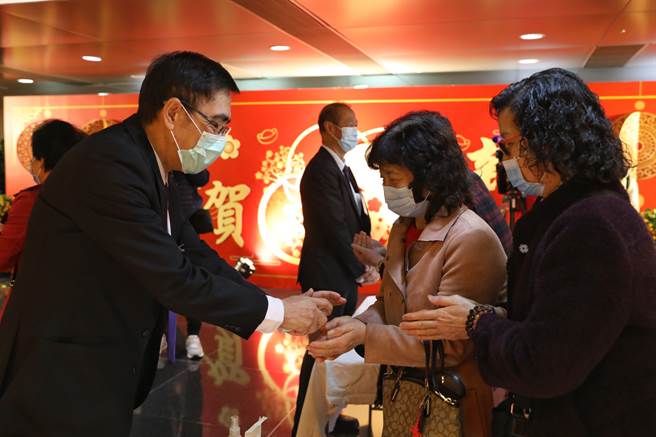 防疫期间有许多民眾使用酒精消毒，但专家提醒酒精是易燃物，千万不可大面积喷洒，还要避开炉火、电器、吸菸、电蚊拍与衣服上的静电，以免酒精气体爆燃引发火灾。