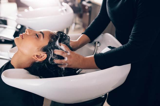 在洗髮的過程中，清潔頭皮才是重點，為確保頭皮徹底洗淨，最好先用不含滋潤成分的洗髮精洗淨頭皮。（達志影像/Shutterstock）