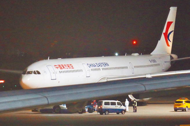 首班武汉包机3日深夜返抵桃园机场，随即拖行至机棚进行旅客检疫。（本报系记者范扬光摄）