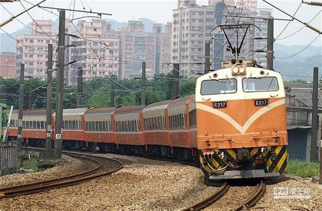 連假前一天上午，男子見自強號沒人、月台上的人都擠上莒光號超傻眼。（本報系資料照）