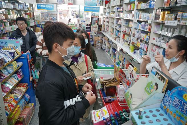 口罩实名制上路，有药师抱怨，每天都会遇到无数奇葩，竟有客人要求「摸一下」厚度，令人傻眼。图为示意图非当事人。（资料照/黄国峰摄）
