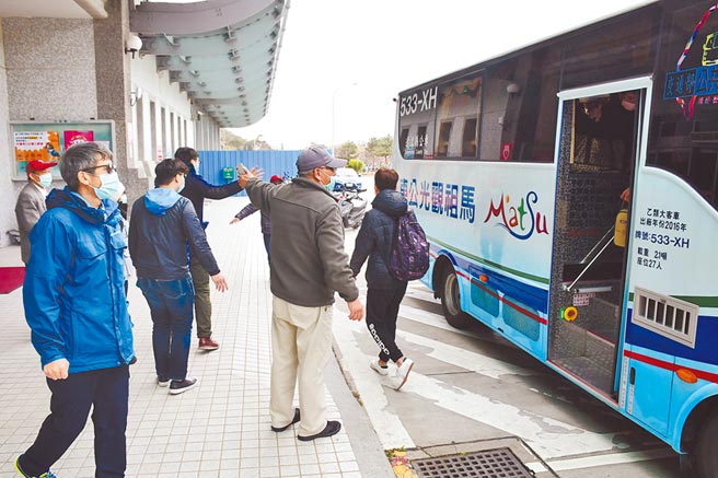 疫情延燒，連江縣5日起嚴格執行「小三通過境旅客不落地」政策，旅客通關後，由中心調派專車接送直達機場，全力防堵疫情擴散風險。（連江縣政府提供）