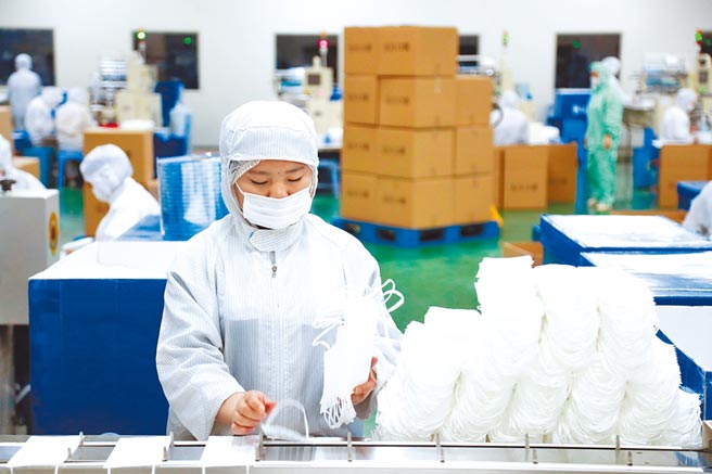 上海17家口罩工廠擴大產能，每日產能可達400萬個。（中新社）
