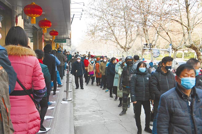 安徽合肥市民3日在指定藥店前排隊購買限量的口罩。（中新社）