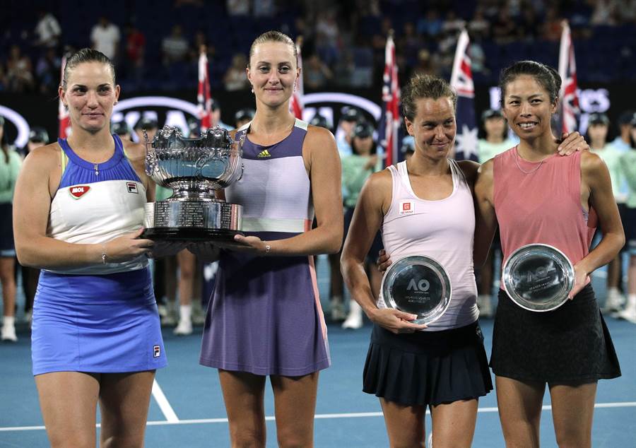 澳網女雙冠軍芭波絲（左起）和搭檔茉蘭登諾維琪、亞軍史崔可娃和謝淑薇，入圍WTA單月最佳女雙組合。（資料照／美聯社）