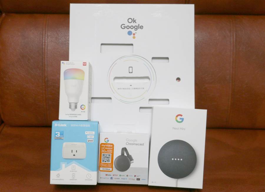 Google Nest Mini與D-Link迷你Wi-Fi智慧插座、Google Chromecast(第三代)與Yeelight彩光燈膽。(黃慧雯攝) 