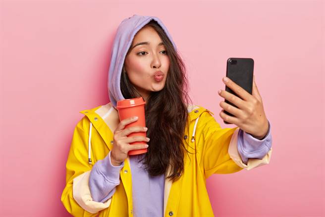 宿醉女晒自拍照 友见恐怖细节吓歪(示意图/达志影像)