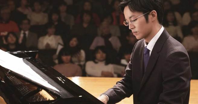 鋼琴老師要松坂桃李指出「Do」的位置，他卻指成「Fa」。（圖／CATCHPLAY提供）