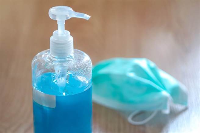 防肺炎狂喷酒精 她进厨房2秒悲剧(示意图/达志影像)