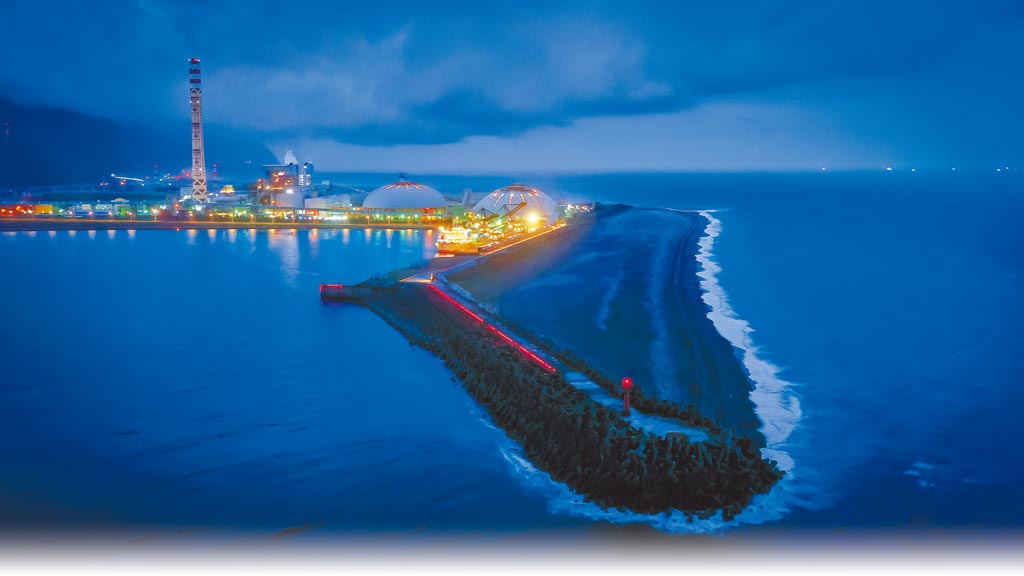 和平港運輸水泥廠所需的原料和製成的水泥，海運比陸運可減少碳排，也減低對環境的衝擊。（布爾喬亞公關提供）