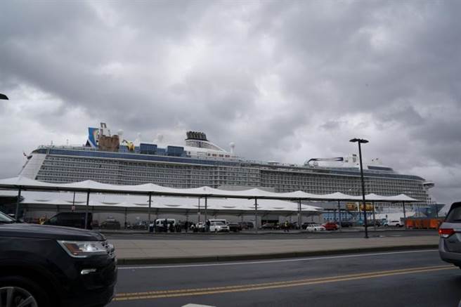「皇家加勒比」旗下的「海洋圣歌」号（Anthem of the Seas）在乘客出现可能的武汉肺炎症状后，7日停泊在纽泽西州的贝云港。（路透）