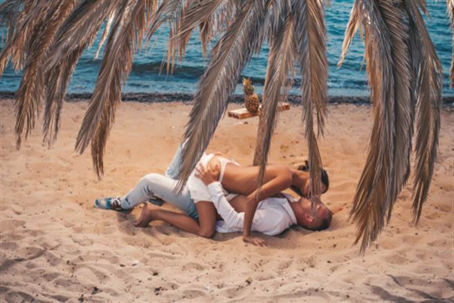 欲火难耐！无视警阻止 情侣长滩岛狂啪啪(示意图/达志影像)