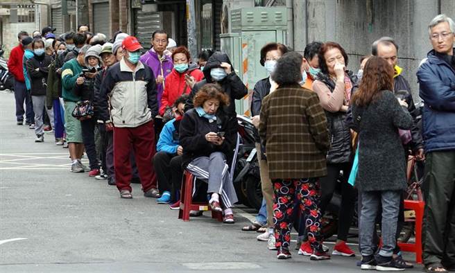 圖為民眾排隊買口罩(圖片取自/中時資料庫/姚志平攝)