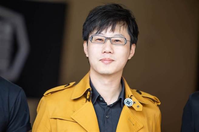 罢韩提案法定领衔人陈冠荣表示，连署截至8日晚间为止已突破20万份大关。（图/袁庭尧摄）