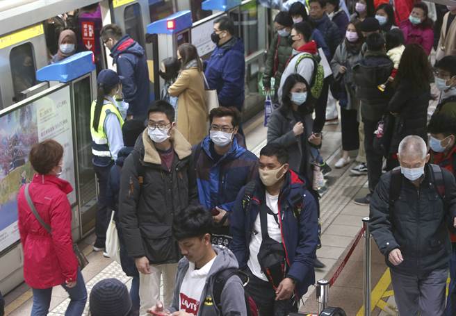 台北捷运乘客大多数戴口罩。（美联社）