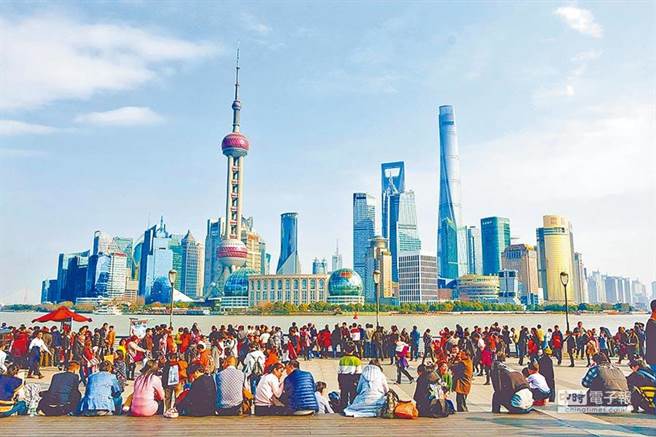 上海外滩黄浦江畔。（图/新华社资料照片）